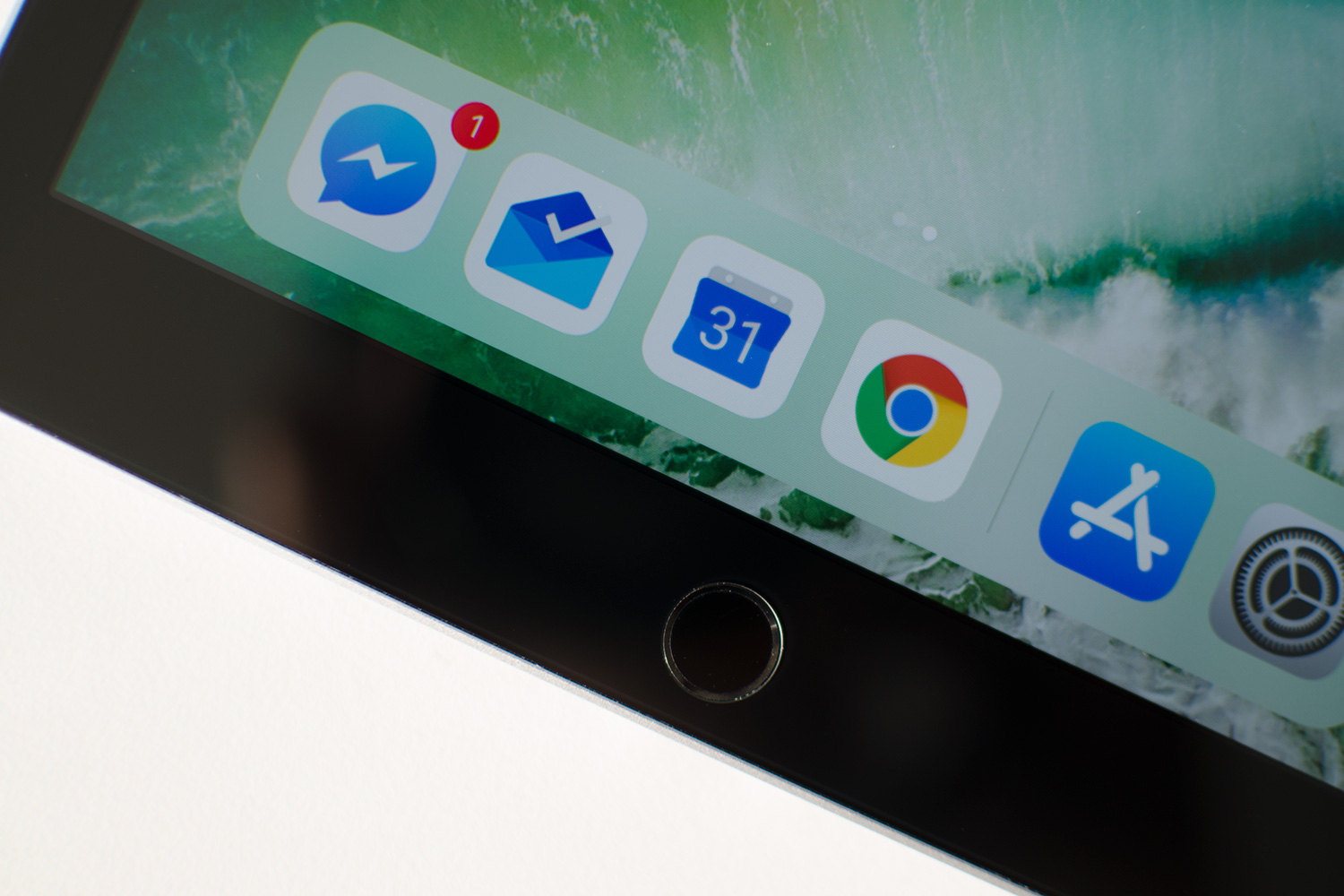 بررسی دکمه هوم اپل iPad 2018