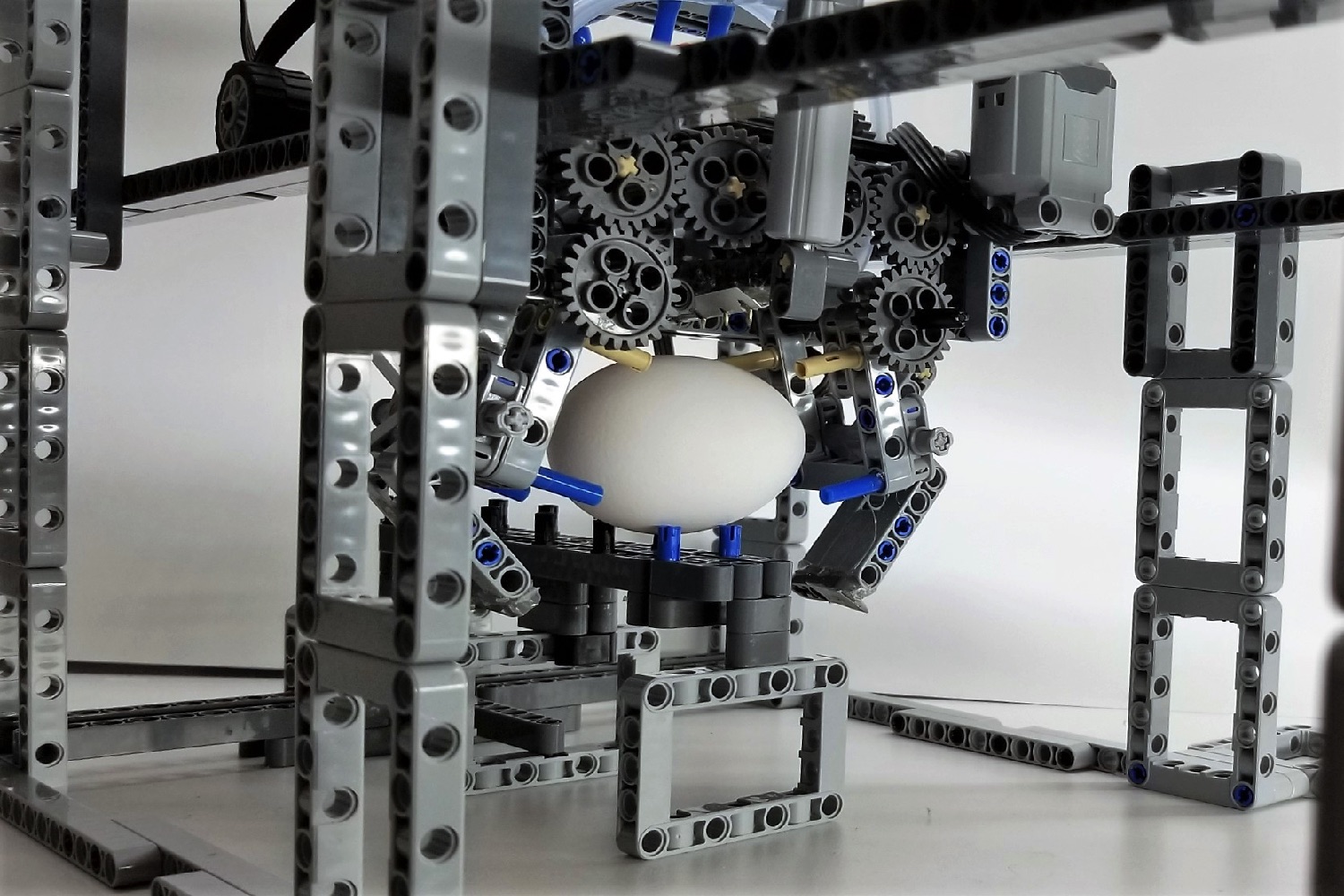 lego robot prepares breakfast egg1