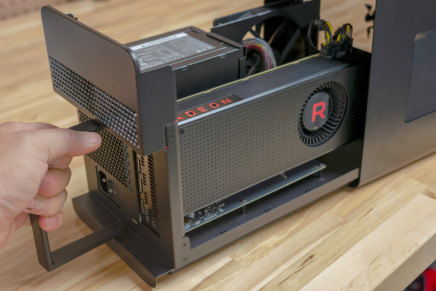 Uma placa de vídeo AMD em um gabinete de GPU externo.