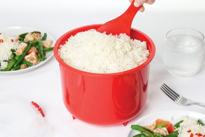 the sistema microwave multicooker being used to serve rice.