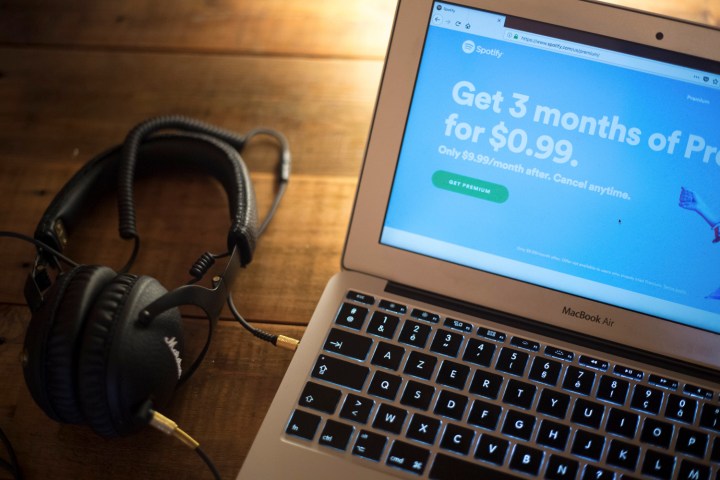Spotify Premium auf einem Computer mit angeschlossenen Kopfhörern.