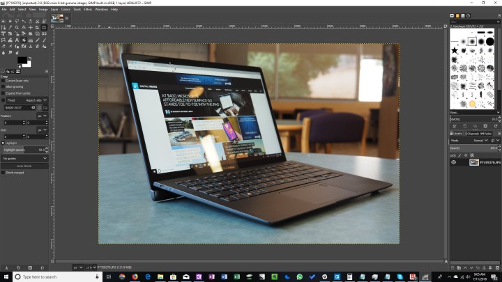 একটি ল্যাপটপের একটি ফটো সম্পাদনার মাঝখানে জিআইএমপি ফটো এডিটর ইন্টারফেস।