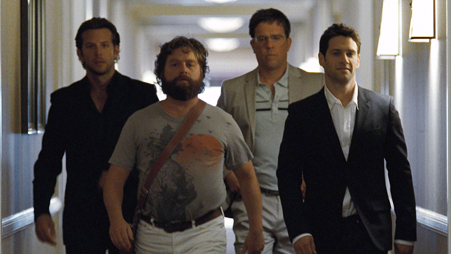 Quatro homens andam no corredor em The Hangover.