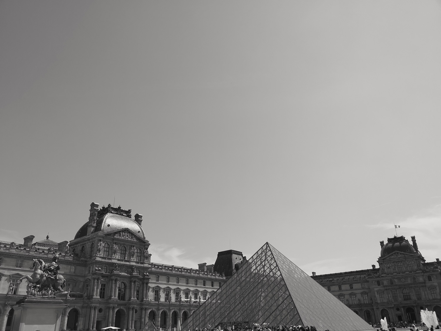 huawei p20 pro leica street photography feature bw louvre