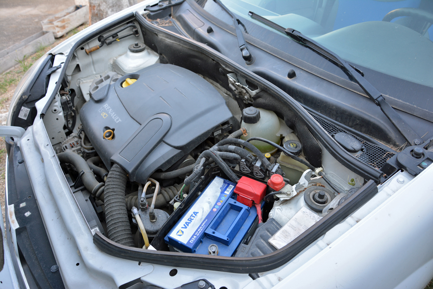 Comment changer la batterie Renault Clio 4 1.5 dCi ?