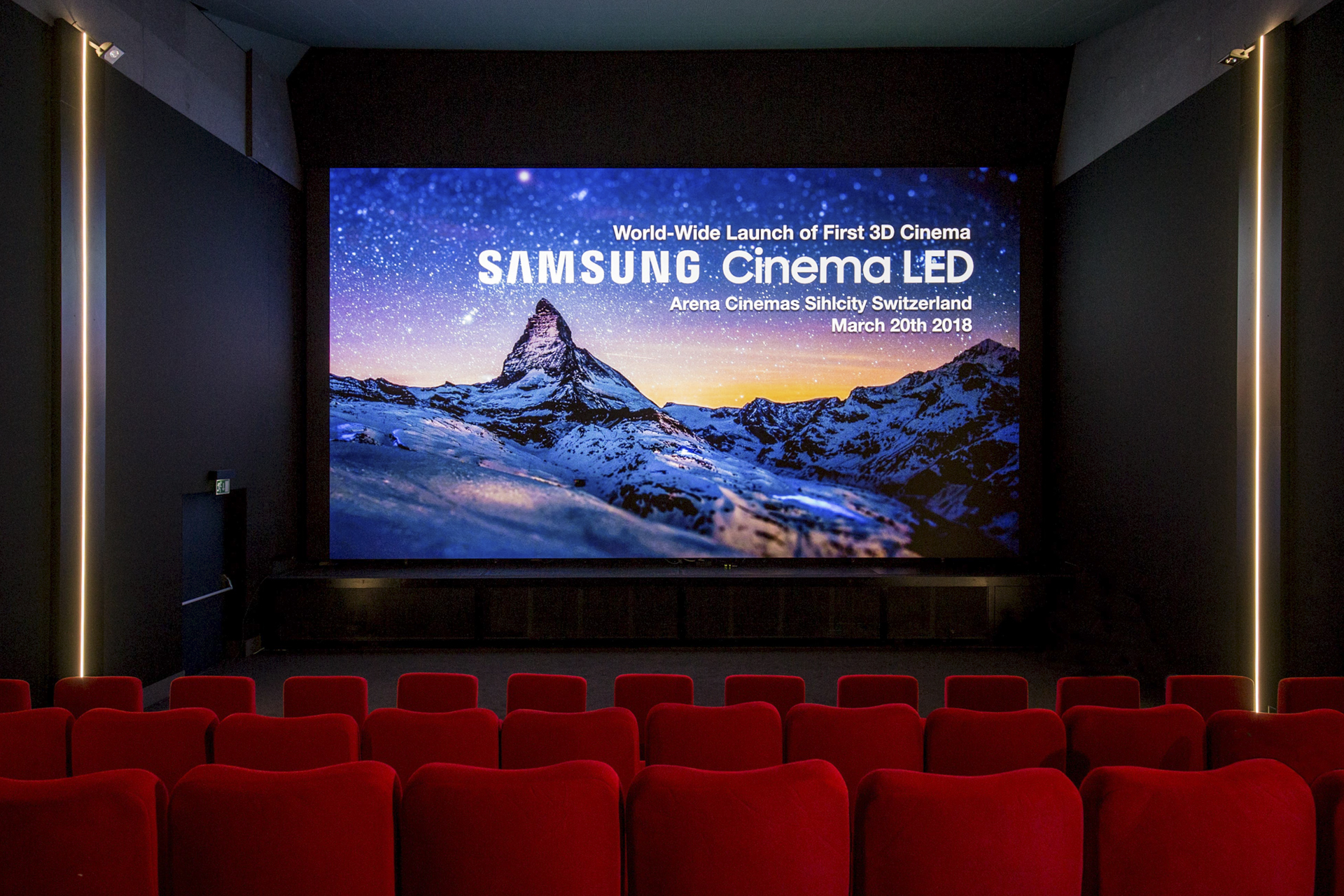 Экран которой можно и получить. Samsung led Cinema. Экран кинотеатра. Кинозал экран. Светодиодный экран в театре.