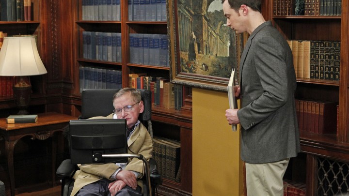 Sheldon conoce a Stephen Hawking en The Big Bang Theory.
