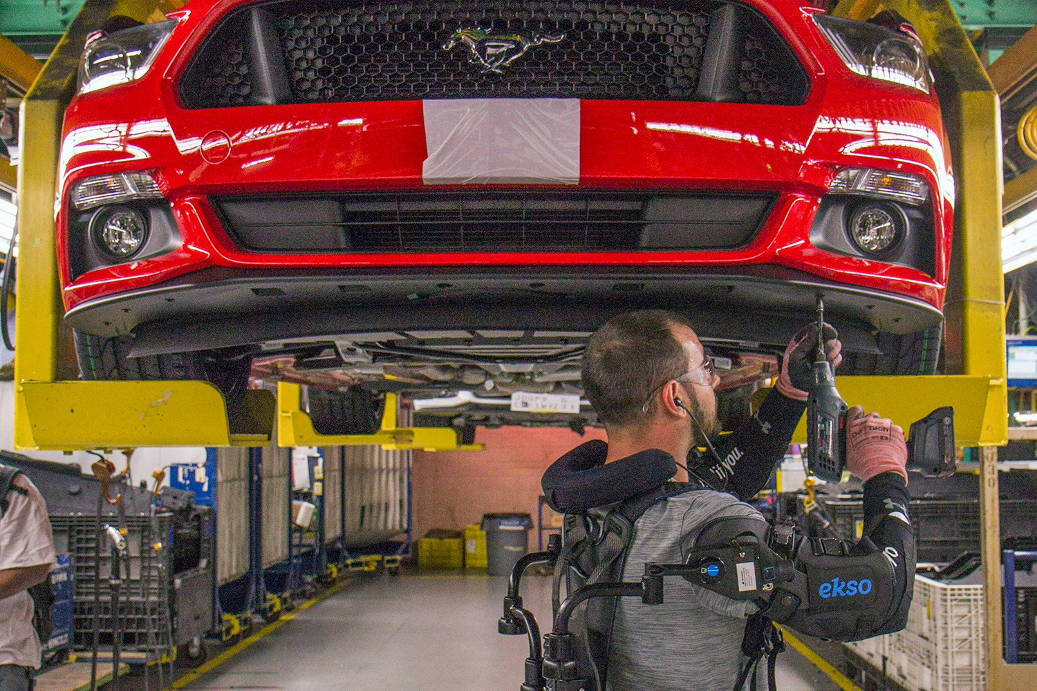 ford workers exoskeleton vests 5a