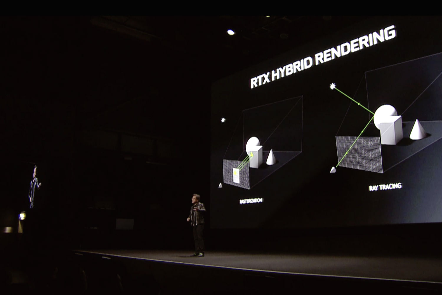 Pessoa de pé no palco escuro em frente ao slide da apresentação que diz "Renderização Híbrida RTX."