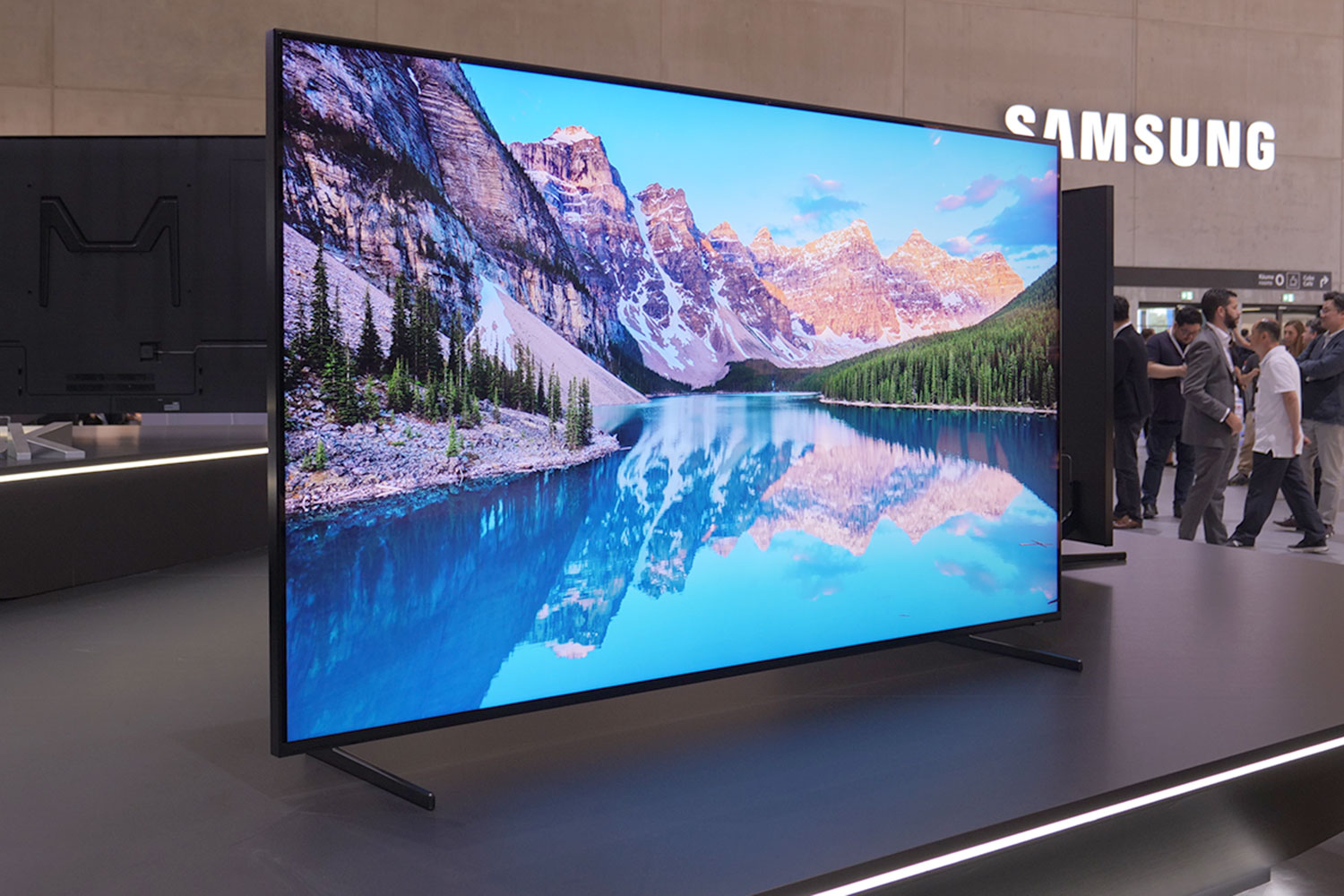Телевизоры samsung c. Samsung QLED 8k. Телевизор самсунг QLED 8к. Телевизор самсунг 85 дюймов. Samsung QLED 8k 900r.
