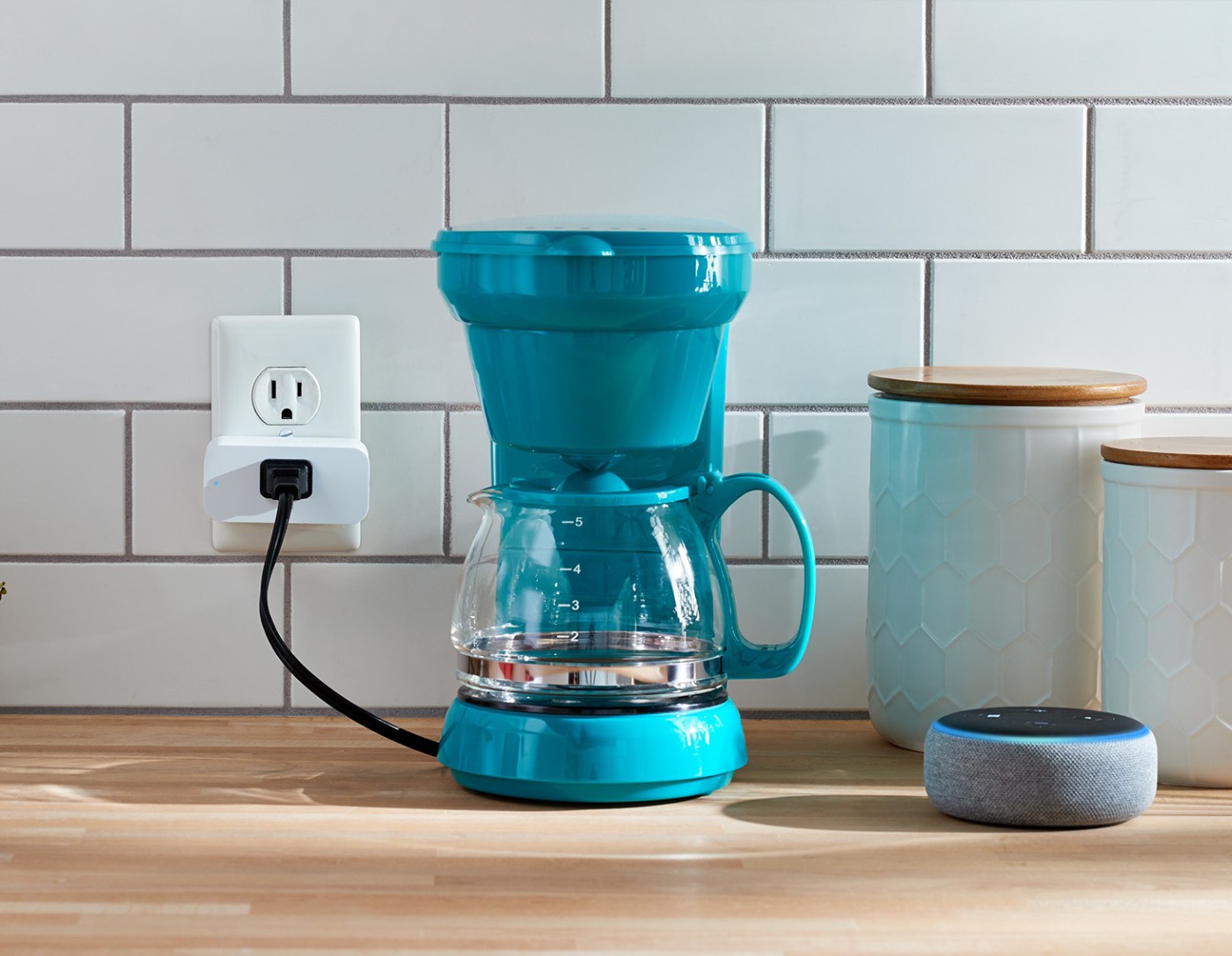 Cafetera enchufada al Amazon Smart Plug en la encimera de la cocina.