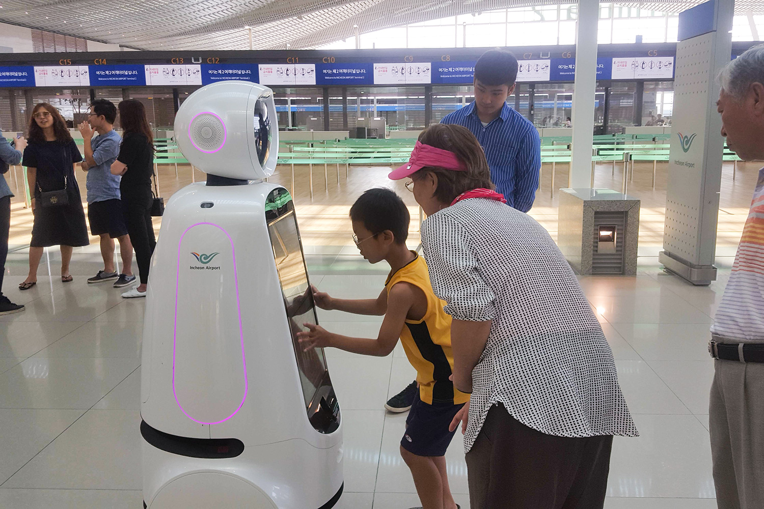 Cloi airport robot