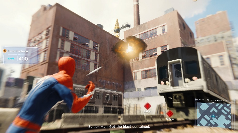 el hombre araña lanzando telarañas a una bomba.