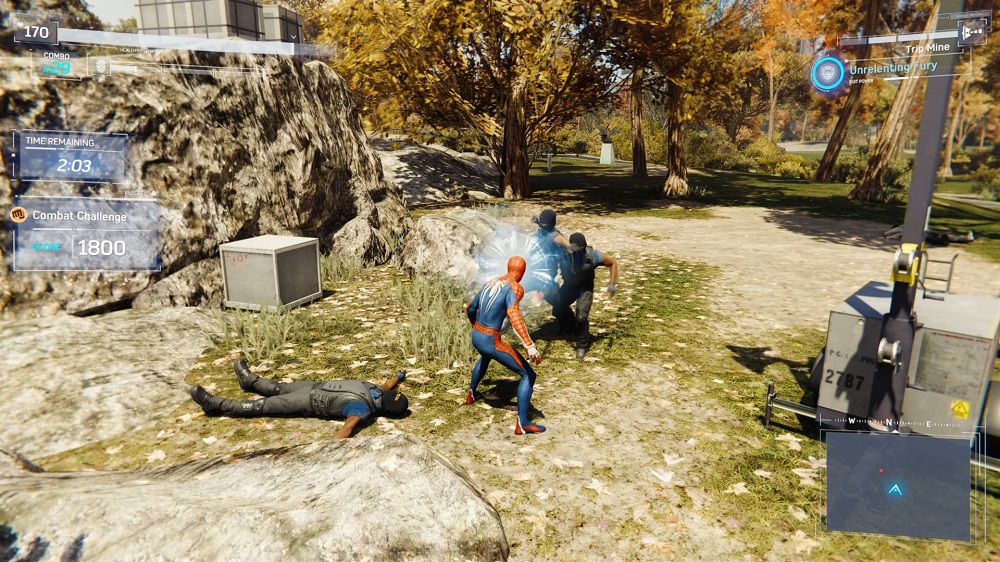 homens-aranha lutando contra capangas.