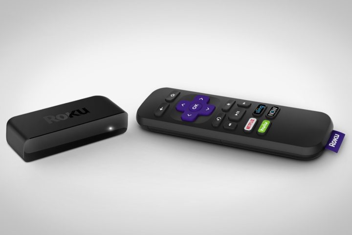 O stick de streaming Roku Premiere 4K com seu controle remoto.