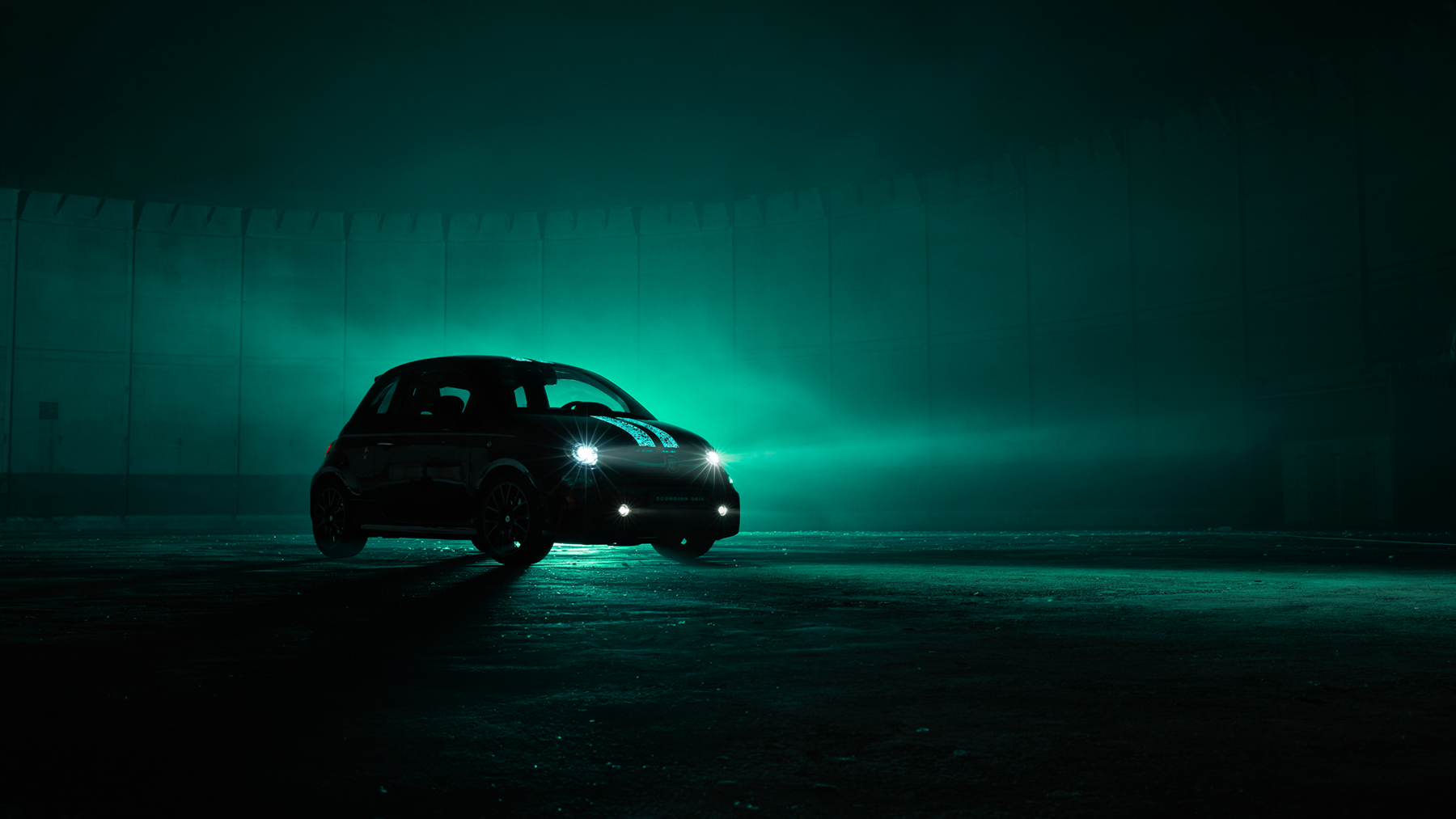 abarth shows one of a kind fiat 500 with scorpion skin paint glow v3 1l srgb 1800x1013px
