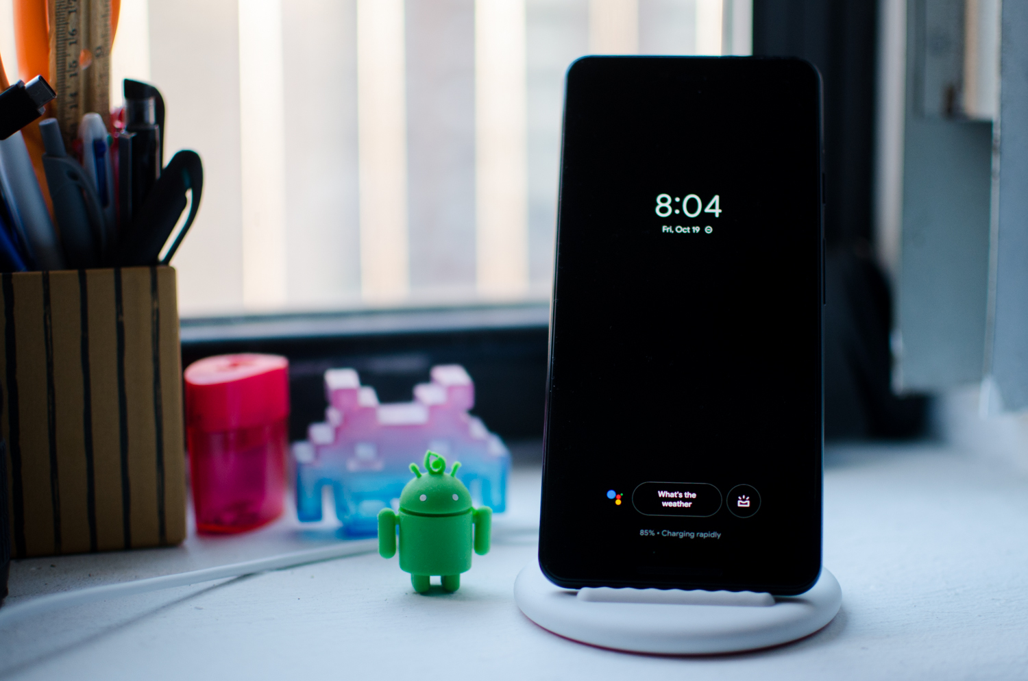 Google Pixel Stand con un teléfono inteligente Pixel conectado.