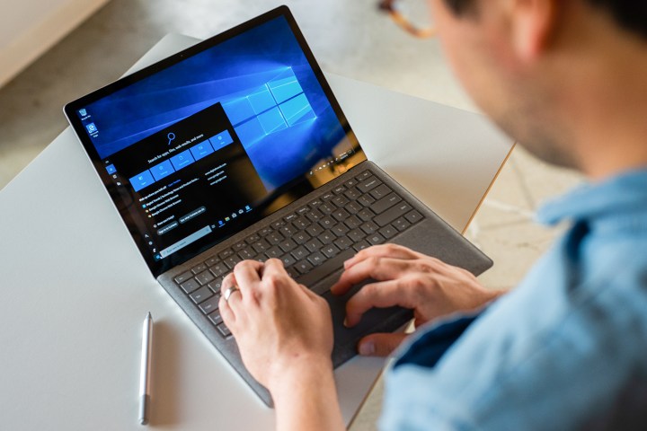 Ένας άντρας μπροστά από έναν υπολογιστή Windows 10