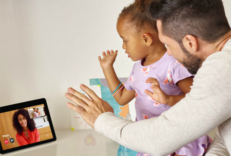 Um pai e uma filha usando videochamadas em um Echo Show.