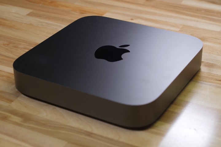 اپل مک مینی روی یک میز چوبی نشسته است.