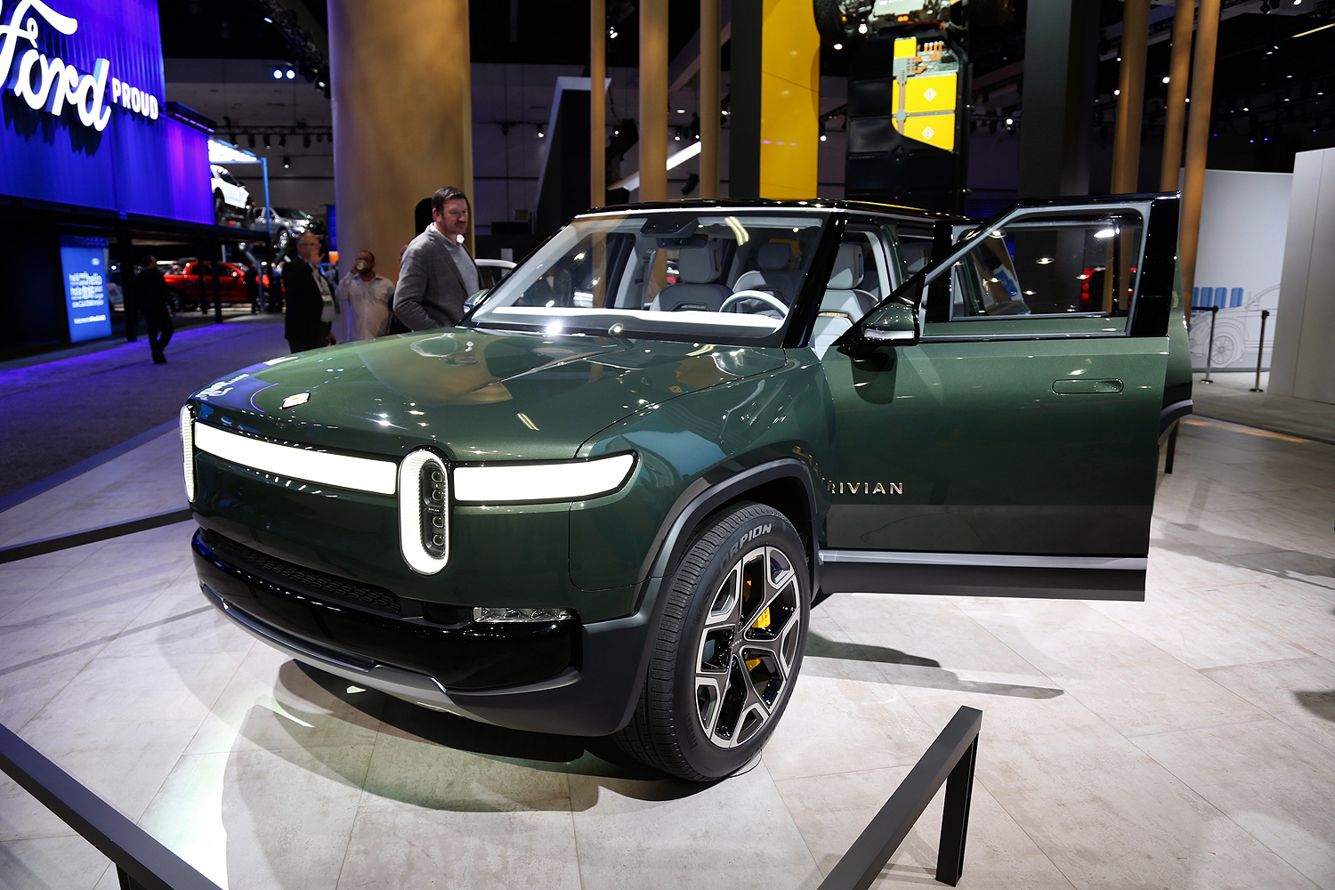 rivian r1s electric suv mb 3