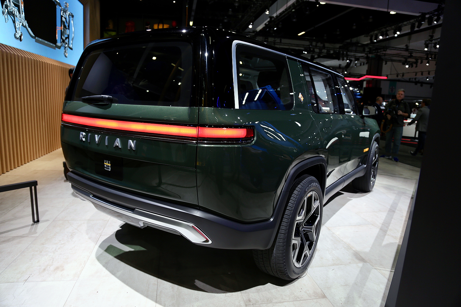 rivian r1s electric suv mb 4