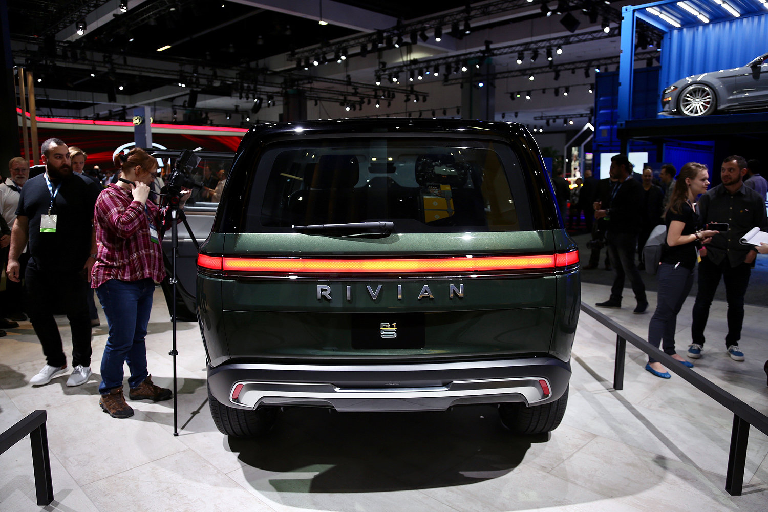 rivian r1s electric suv mb 5