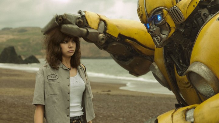 Hailee Steinfeld and Bumblebee in Bumblee. 