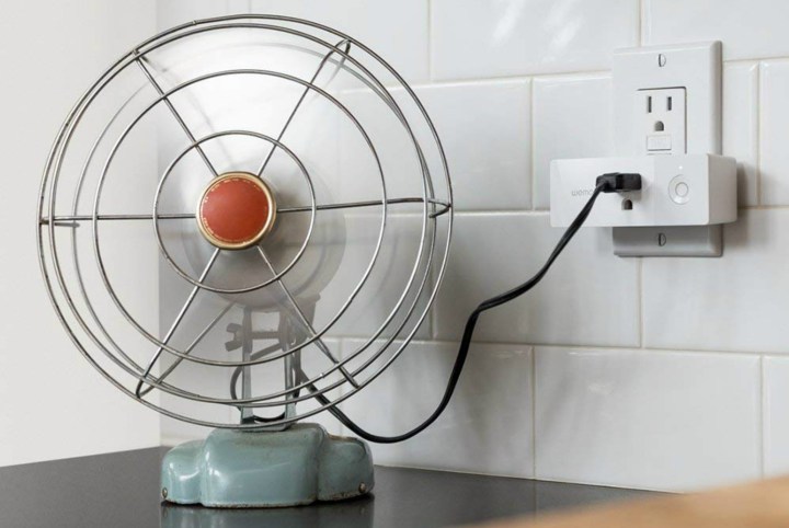 Электрический вентилятор, подключенный к Wemo Mini Smart Plug.