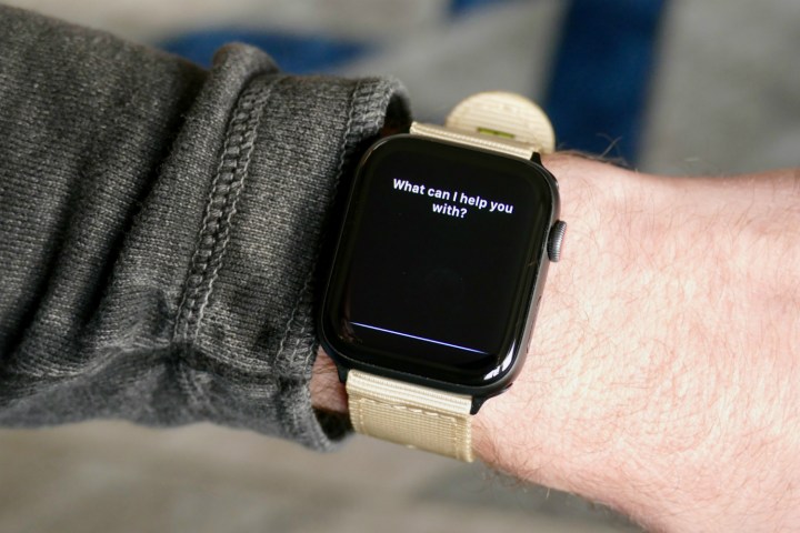 Commande vocale Siri sur une Apple Watch.