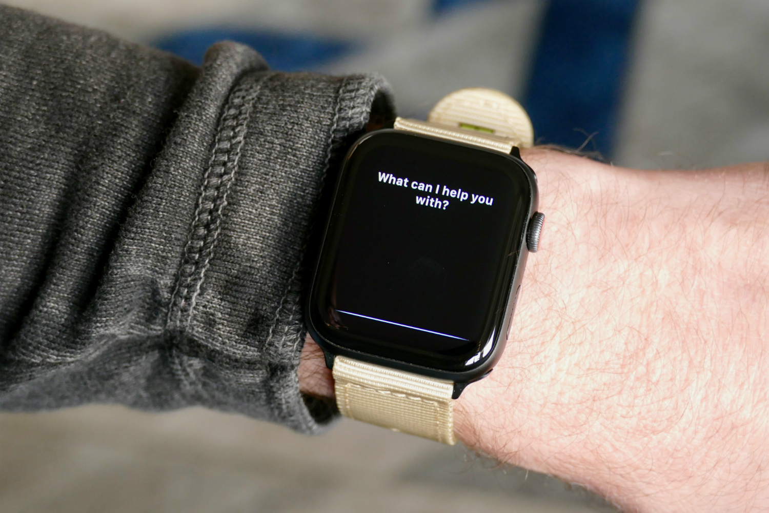 Comando de voz Siri em um Apple Watch.