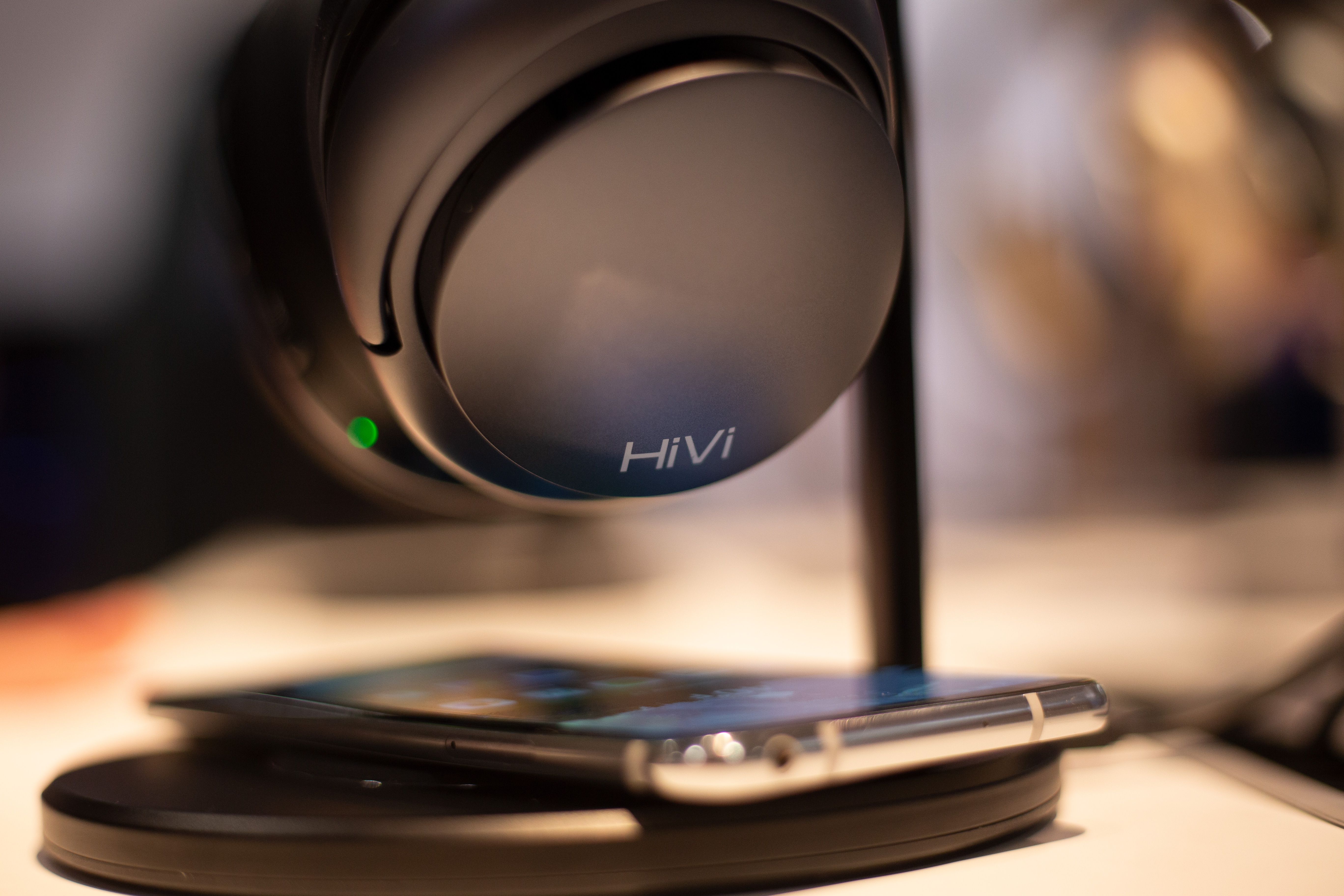 hivi aw 85 headphones wireless charger ces 2019 1