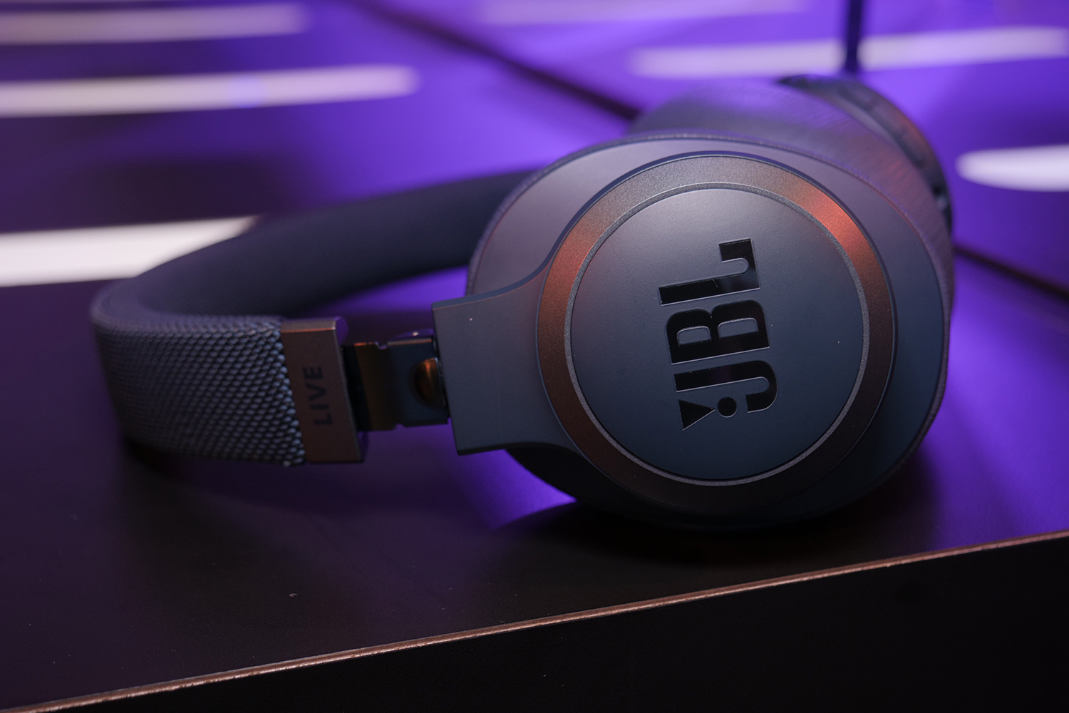 Наушники jbl выключаются. JBL Headphones 2022. Наушники JBL беспроводные a50. Наушники JBL Live 500bt комплект. JBL наушники Live 960bt.