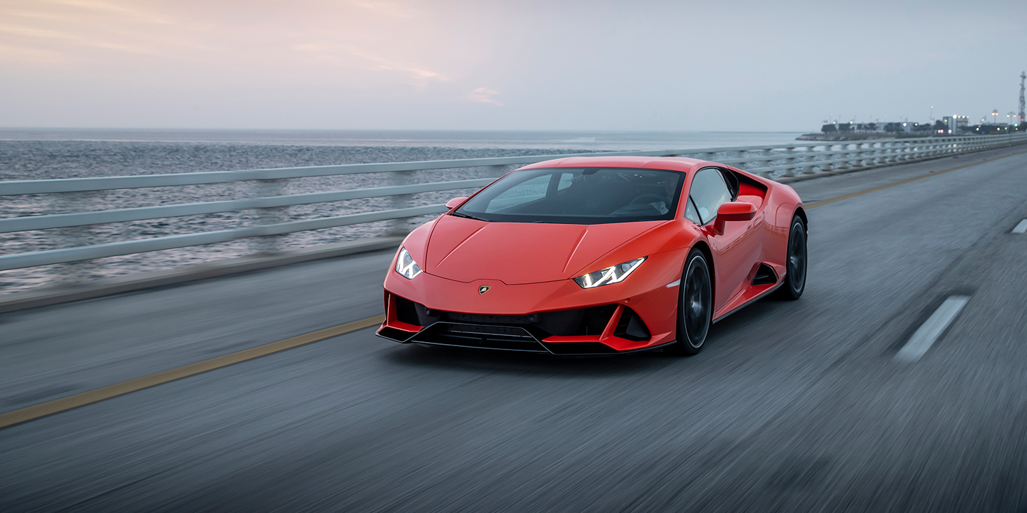 Nếu bạn đang suy nghĩ về việc mua một chiếc siêu xe, hãy tham khảo đánh giá về Lamborghini Huracán Evo để có cái nhìn tổng quan và sự tư vấn tốt nhất cho quyết định của mình.