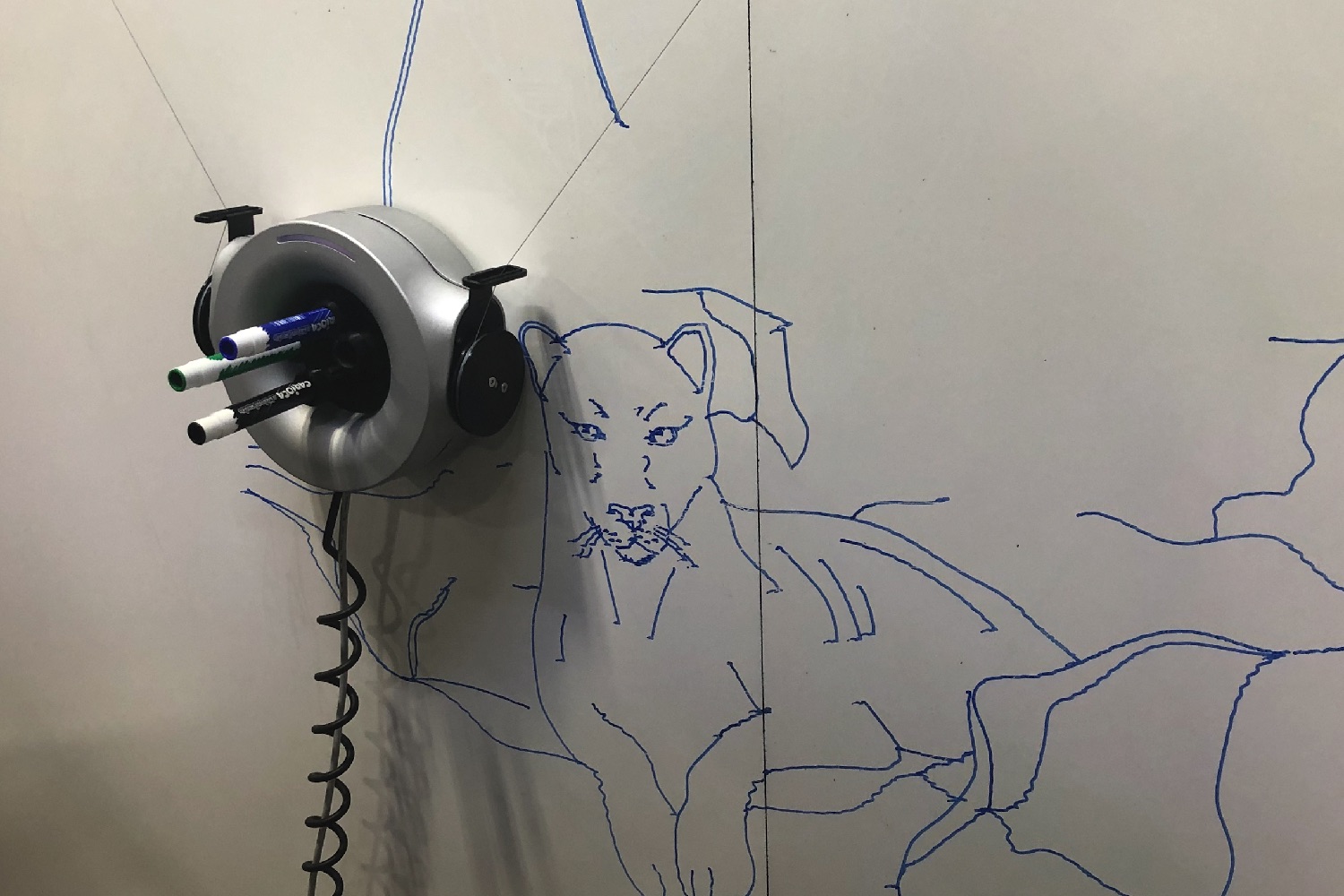 scribit wall drawing robot ces 2019 floor photo 1