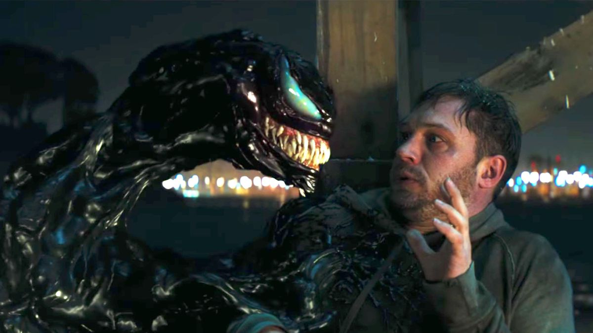 Venom aterroriza Eddie Brock em Venom.