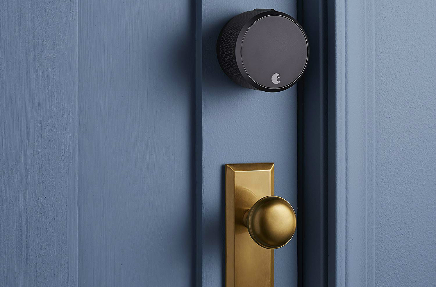 O August Smart Lock Pro em uma porta.