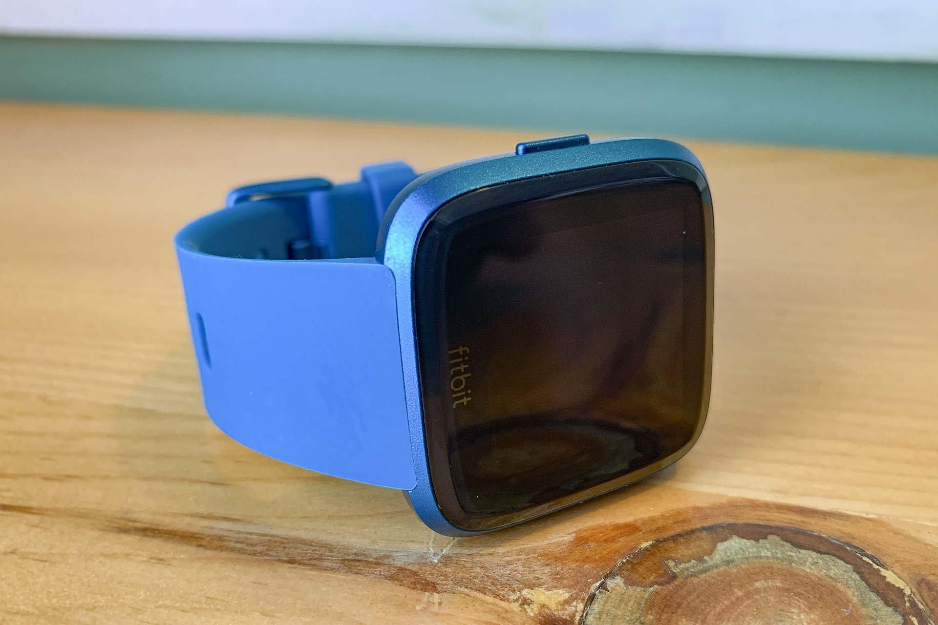 Fitbit Versa Lite Review: Trimmed-down With Features You Need | Digital ...