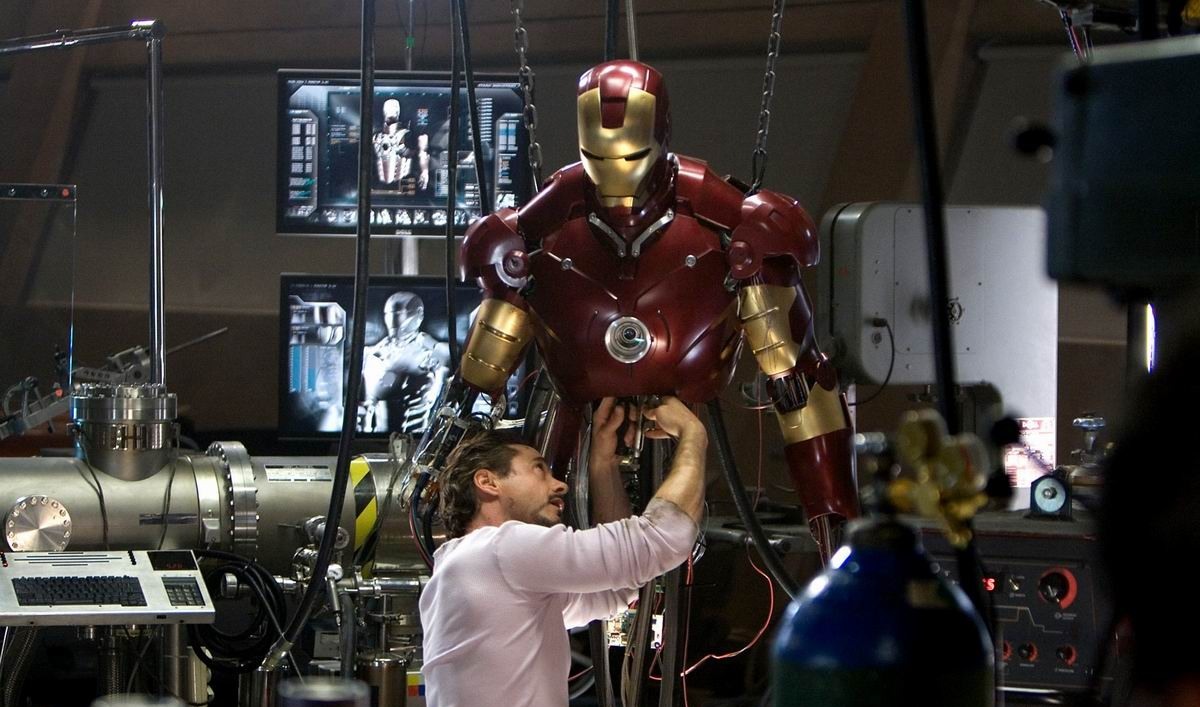 Tony constrói seu traje do Homem de Ferro em Homem de Ferro 2.