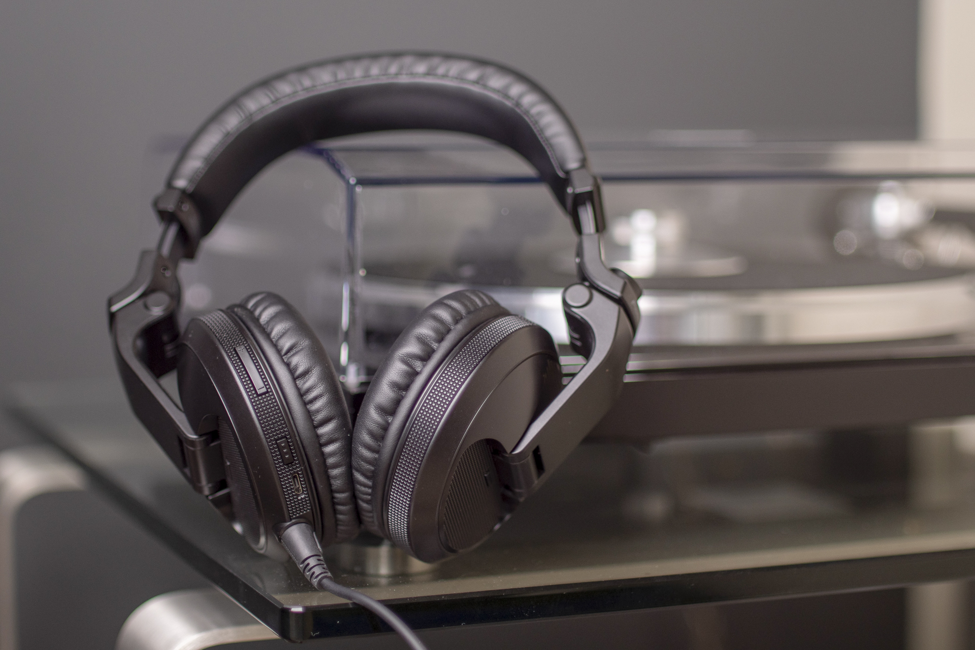 Pioneer HDJ-X5BT-K Review: DJ Headphones That Go Wireless Outside