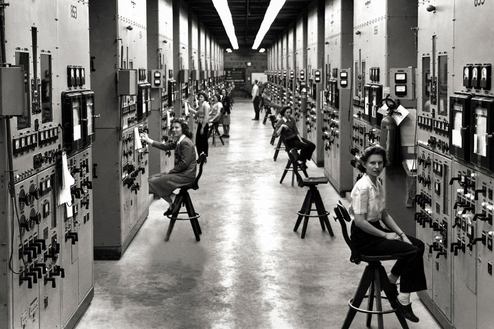 Calutron operators at the Y-12 Plant in Oak Ridge | Women of the Manhattan Project 