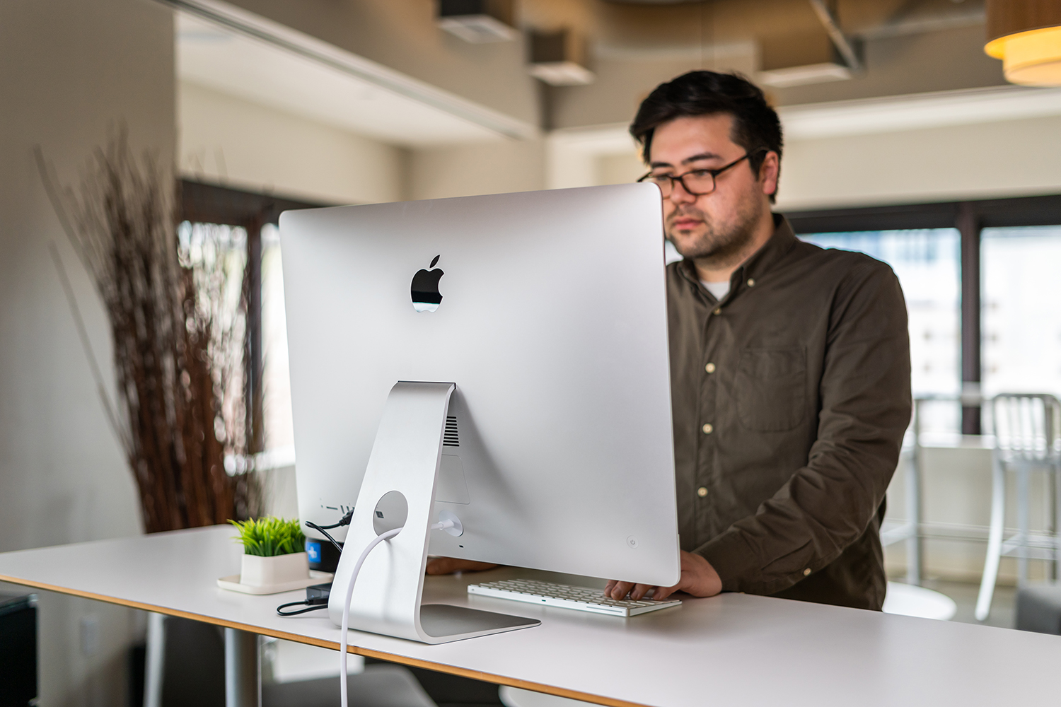 Apple iMac 5K 27-inch (2019) Review: Looks like 2012, Performs ...