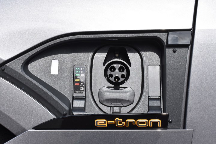 Обзор электрического внедорожника Audi e tron 2019 etron us fd exterior 3