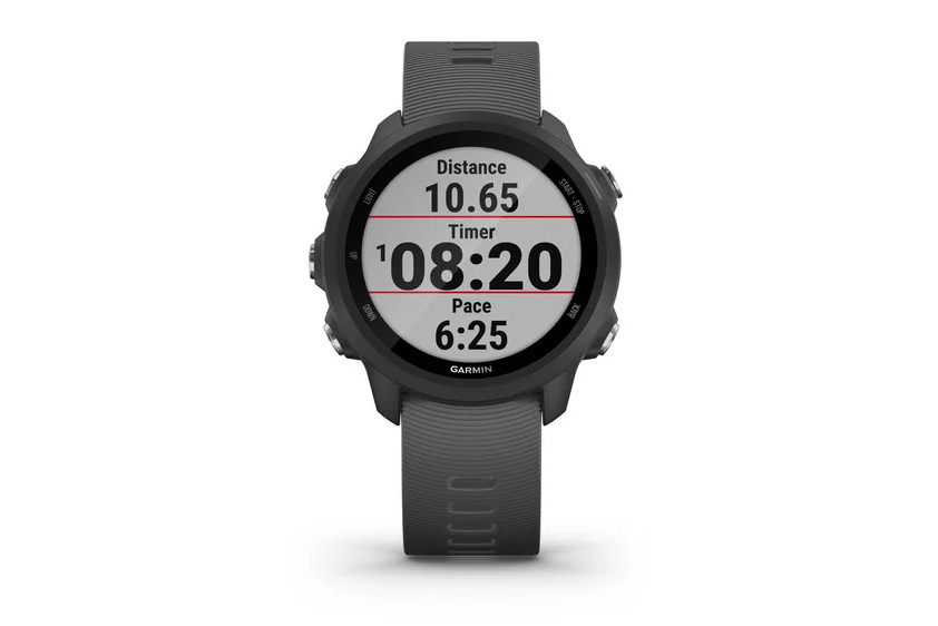 O smartwatch Garmin Forerunner 245 com a hora e a distância percorrida no visor.