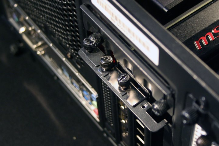 صفحه پشتی PCIe در رایانه.