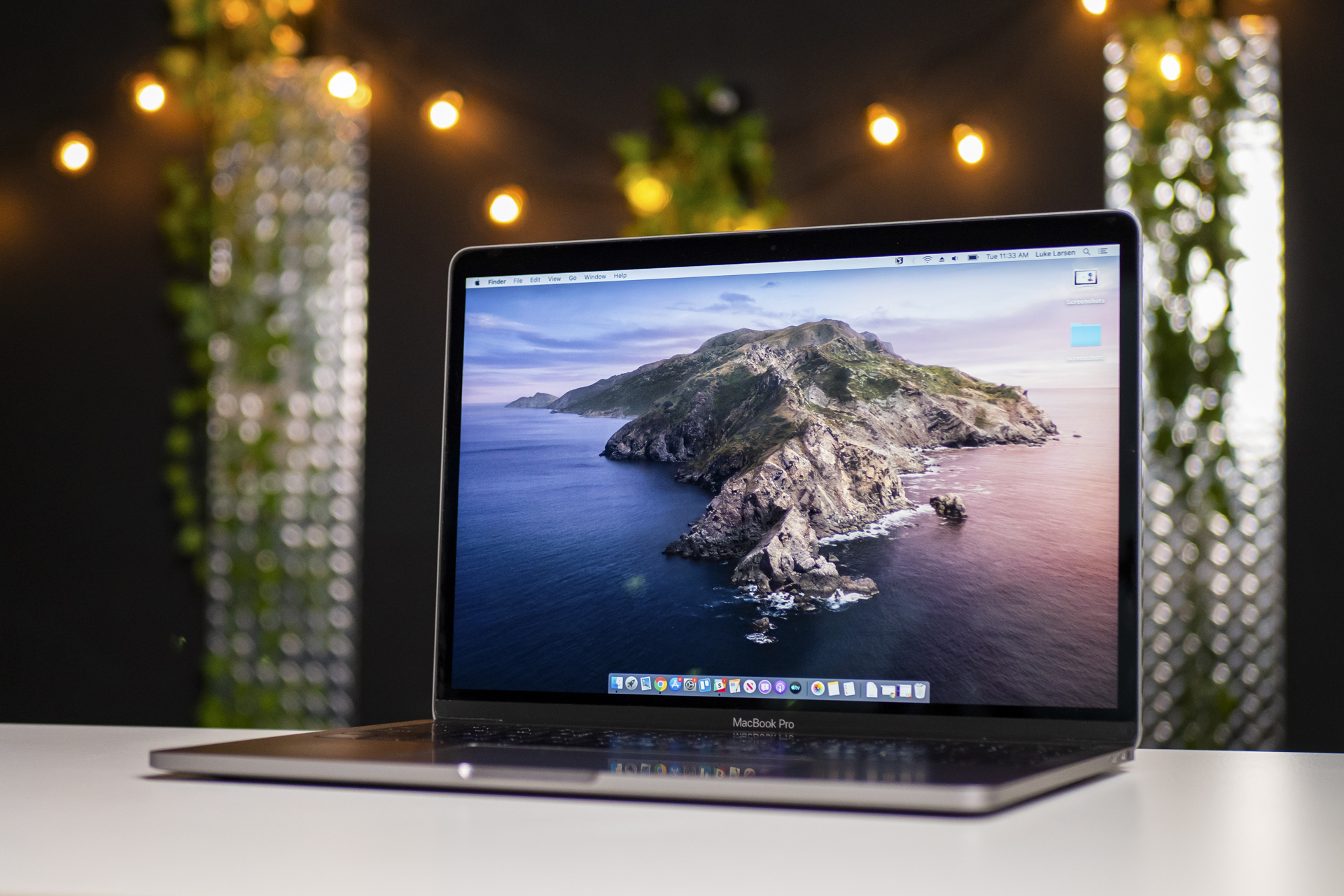 Um MacBook Pro em uma mesa com o sistema operacional macOS Catalina mostrado na tela.