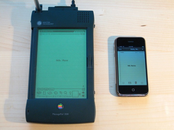 Bir iPhone'un yanındaki Apple Newton