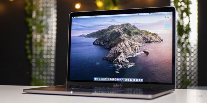 MacBook Pro menampilkan desktopnya.