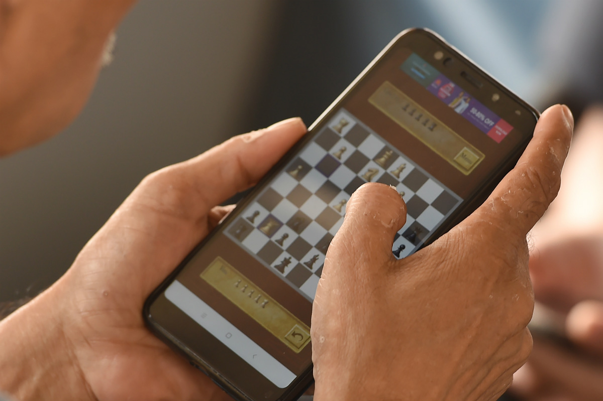 Chess players 'using phone apps to cheat
