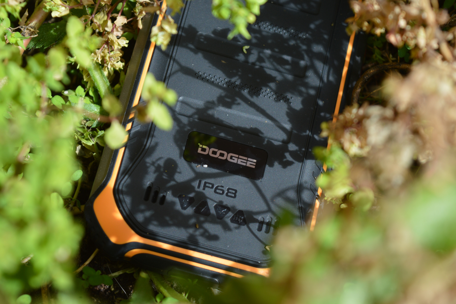 doogee s40 review in bush close up logo